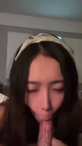 很顶的颜值，简介喝茶一她吃鸡时的表情也是骚得离谱，口活太好了