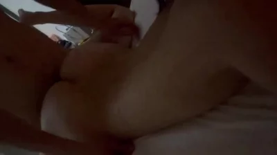 看着妻子趴着翘起屁股挨单男骑