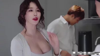 奶子都包不住了，还怎么谈业务啊，是男人就忍不了