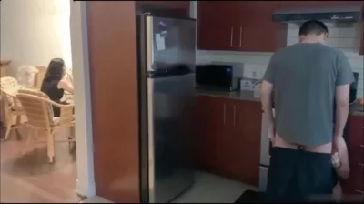 客厅还在聊天，另外一对在厨房就已经操起来了